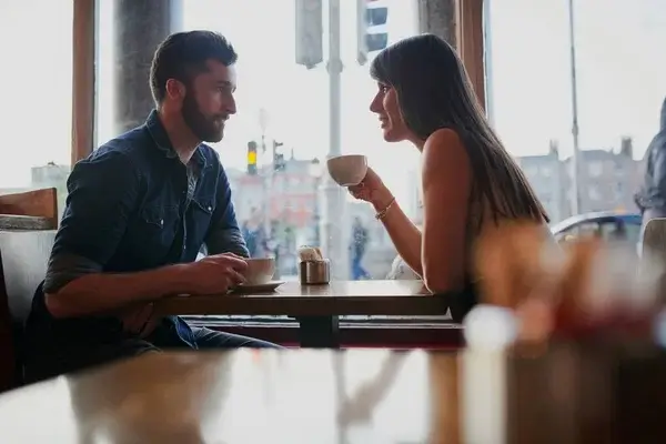 Blickkontakt zwischen einem Mann und einem Mädchen in einem Cafe