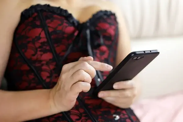 Frau im sexy Dessous beim Sexchat auf Casual Dating Seite – heißes Online-Flirten
