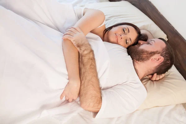 schlafendes Paar im Bett